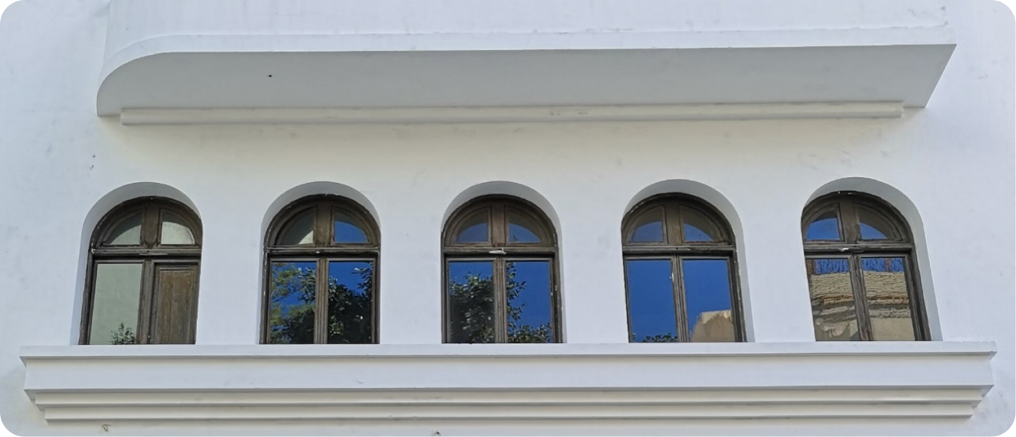 balcon principal del edificio de la sede